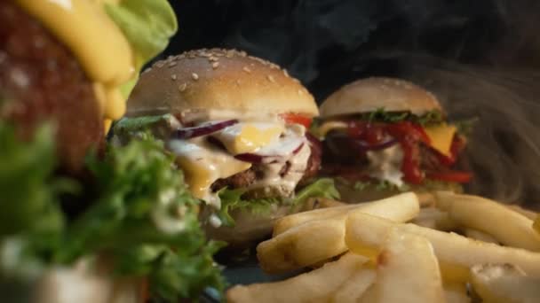 Grandes Hambúrgueres Apetitosos Caseiros Com Pães Torrados Queijo Cheddar Derretido — Vídeo de Stock
