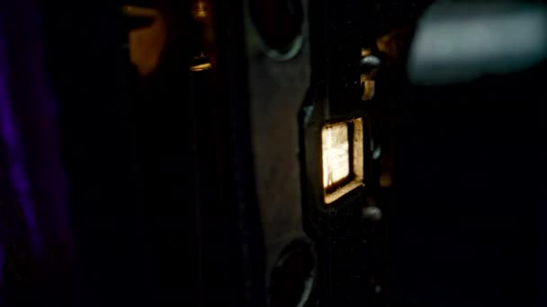 Leistungsstarke Glühbirnen Beleuchten Jeden Filmspulenrahmen Der Verschluss Steuert Die Belichtungszeit — Stockvideo
