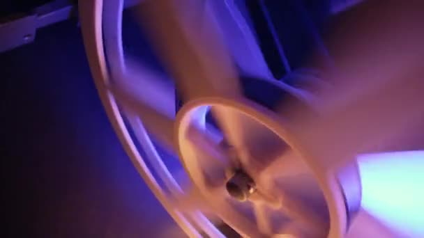 Крок Минуле Робочий Кінопроектор Обертовими Барабанами Кінофільм Грає Класичний Фільм — стокове відео