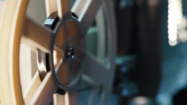 Rétro Projecteur Jouant Film Dans Chambre Noire Scintillement Intemporel Vieux — Video