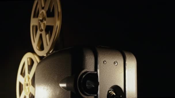 Retro Projektor Odtwarzający Film Ciemnym Pokoju Ponadczasowe Migotanie Starych Filmów — Wideo stockowe