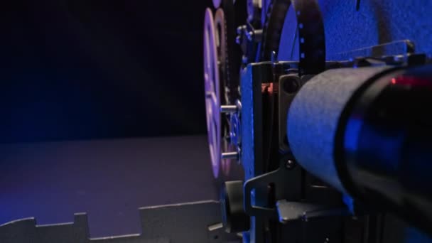Retro Staromódní 8Mm Projektor Hrající Domácím Kině Autentická Historická Filmová — Stock video