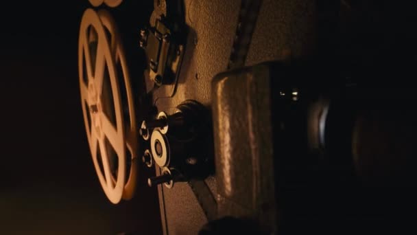 어두운 방에서 사진을 복고풍 프로젝터 오래된 영화의 시간을 초월한 깜박임 — 비디오