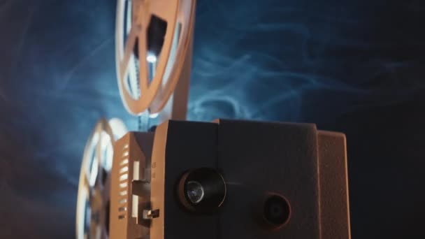 Teplá Záře Paprsku Projektoru Nostalgické Kouzlo Klasické Kinematografie Retro Filmování — Stock video