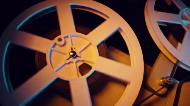 白色胶卷旋转 老式的8毫米电影放映机 在家里的电影院 在烟雾弥漫的黑暗中播放Bobbin磁带 音乐节 奥斯卡 好莱坞 电影摄影的概念 高质量的4K镜头 — 图库视频影像