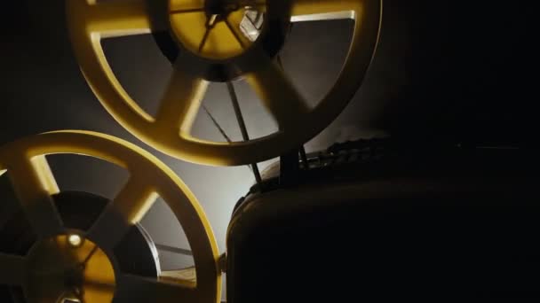 ヴィンテージ8Mmフィルムプロジェクター 回転リール 古典的な映画館のノスタルジックな魅力 アナログホームプレーヤーシアター オスカー ハリウッド 映画コンセプト 高品質の4K映像 — ストック動画