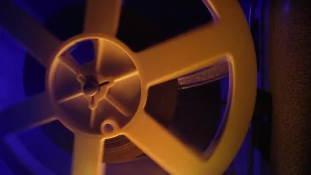 白色胶卷旋转 老式的8毫米电影放映机 在家里的电影院 在烟雾弥漫的黑暗中播放Bobbin磁带 音乐节 奥斯卡 好莱坞 电影摄影的概念 高质量的4K镜头 — 图库视频影像