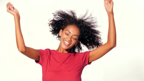 Grupo Pessoas Positivas Felizes Dançando Fundo Colorido Estúdio Homens Mulheres — Vídeo de Stock