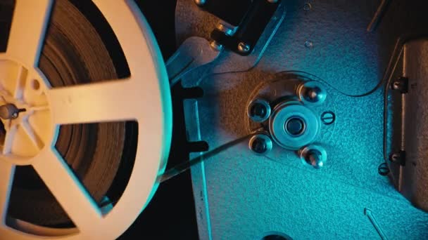 ヴィンテージ8Mmフィルムプロジェクター 回転リール 古典的な映画館のノスタルジックな魅力 アナログホームプレーヤーシアター オスカー ハリウッド 映画コンセプト 高品質の4K映像 — ストック動画
