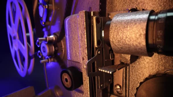 Klasik 8Mm Film Projektörü Dönen Makaralar Klasik Sinemanın Nostaljik Cazibesi — Stok video