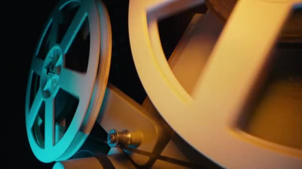 ホワイトフィルムが回転する オールドファッションの8Mm映画プロジェクターは 自宅の劇場でスモーキーダークでボビンテープを演奏しています フェスティバル オスカー ハリウッド 映画コンセプト 高品質の4K映像 — ストック動画