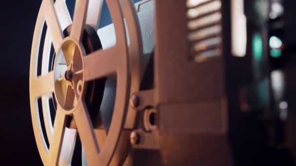 어두운 방에서 사진을 복고풍 프로젝터 오래된 영화의 시간을 초월한 깜박임 — 비디오