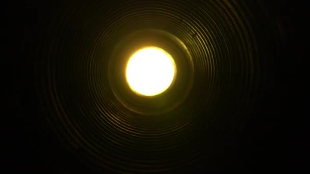 Тепле Світло Проектора Променеве Світло Ностальгічний Шарм Класичного Кіно Ретро — стокове відео