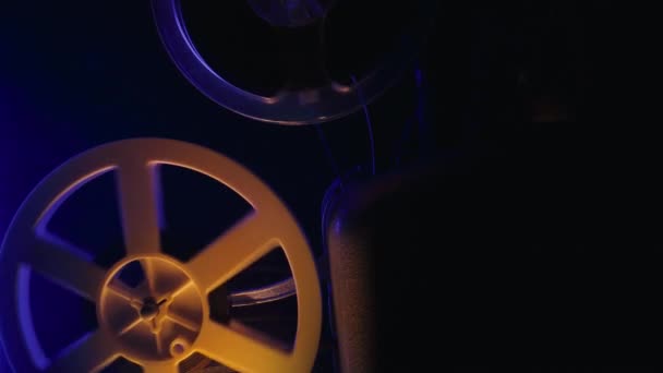 Bílé Filmy Točí Staromódní 8Mm Filmový Projektor Hrající Cívkovou Pásku — Stock video