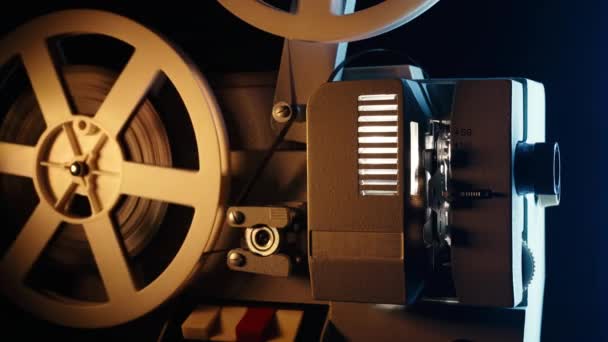Ρετρό Ντεμοντέ 8Mm Προβολέα Παίζει Ταινία Στο Σπίτι Του Θεάτρου — Αρχείο Βίντεο