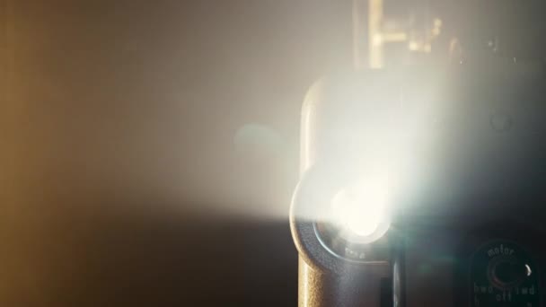 Теплое Свечение Луча Проектора Ностальгический Шарм Классического Кино Ретро Кинематограф — стоковое видео