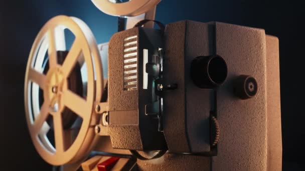 Retro Projektor Promítající Film Tmavé Místnosti Nadčasový Záblesk Starých Filmů — Stock video