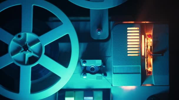 Ретро Проектор Грає Кіно Темній Кімнаті Вічний Мерехтіння Старих Фільмів — стокове відео