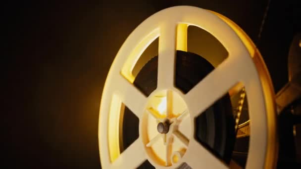 Rotación Carretes Película Blanca Antiguo Proyector Película Jugando Cinta Bobina — Vídeos de Stock