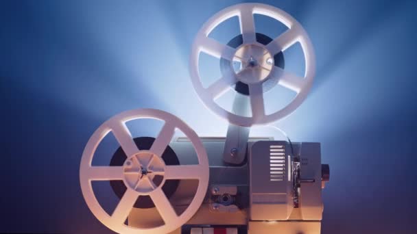 Kręcą Się Białe Rolki Staromodny Projektor 8Mm Odtwarzający Taśmę Klejącą — Wideo stockowe