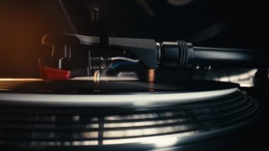 Siyah plak çalıyor. Retro titreşimlerin ve canlı modernliğin birleşimi. Çağdaş estetik. Yakın çekim dinamik hareketi. Yüksek kalite 4k görüntü
