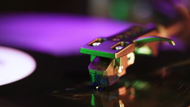 Dj转盘唱机上的Vinyl磁盘 旋转板和针笔 宏观的观点 高质量的4K镜头 — 图库视频影像