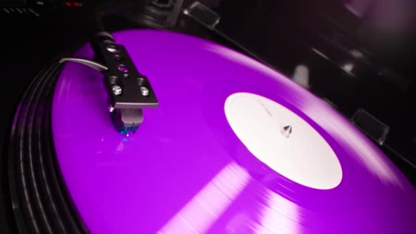 Χρωματιστός Ροζ Δίσκος Βινυλίου Περιστροφή Πικάπ Αναλογικός Ήχος Μουσική Έννοια — Αρχείο Βίντεο