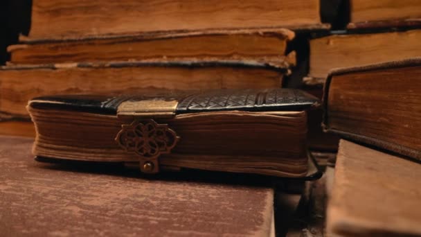 Vista Macro Libros Medievales Salvados Con Escritos Antiguos Literatura Religiosa — Vídeos de Stock
