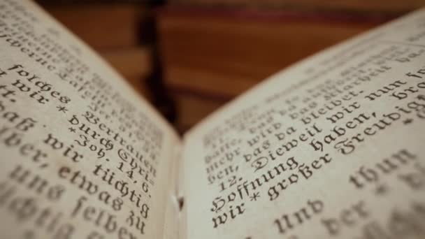 在德意志人身上探索神圣的基督教传统经文 圣经的细节 传统和智慧 宏观画面 字母和符号 高质量的4K镜头 — 图库视频影像