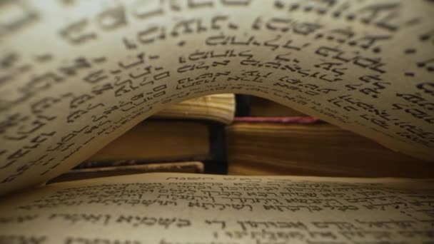 Bíblia Hebraica Explorando Escrituras Sagradas Herança Judaica Mensagens Reverenciadas Macro — Vídeo de Stock