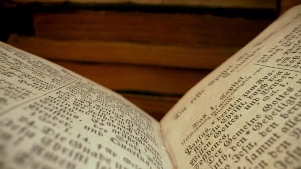 Makro Niemieckiej Biblii Ewangelia Nauki Duchowe Dla Chrześcijanina Stare Strony — Wideo stockowe