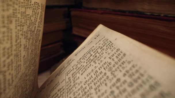 圣经页上的深刻故事和教义 古老的宗教日耳曼书 罕见的永恒文学 图书馆的博物馆藏品 高质量的4K镜头 — 图库视频影像