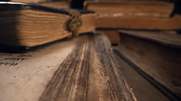 Vista Macro Libros Medievales Salvados Con Escritos Antiguos Literatura Religiosa — Vídeos de Stock