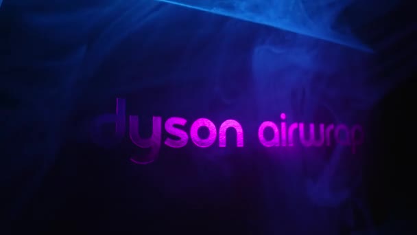 Fevereiro 2024 Praga Tchecoslováquia Dyson Airwrap Logotipo Marca Néon Fumaça — Vídeo de Stock