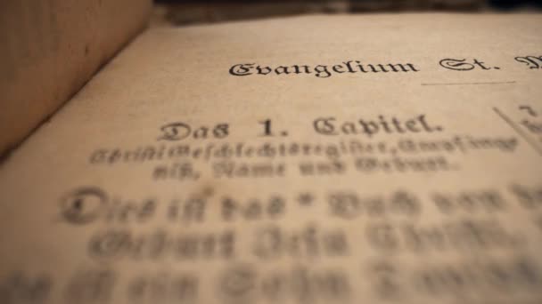 圣经页上的深刻故事和教义 古老的宗教日耳曼书 罕见的永恒文学 图书馆的博物馆藏品 高质量的4K镜头 — 图库视频影像