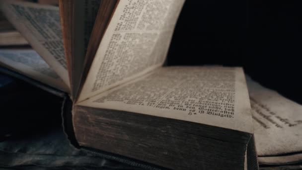 ドイツ聖書のマクロ キリスト教のための福音 霊的な教え 古い本の古いページ 宗教文学コンセプト 高品質の4K映像 — ストック動画