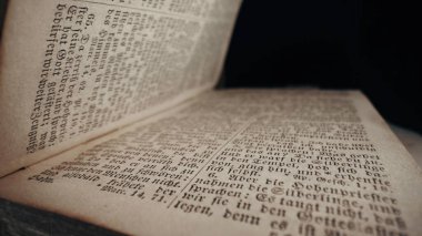 Kutsal İncil sayfalarındaki derin hikayeler ve öğretiler, eski Alman dini kitapları. Nadir bulunan zamansız edebiyat. Kütüphaneden bir parça. Yüksek kalite 