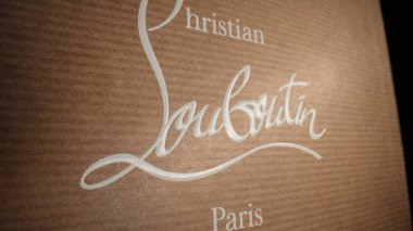 Şubat 2024 - Paris, Fransa. Christian Louboutin etiket logosu. Ayakkabı topukları markalı kutuda. Lüks moda Fransız şirketi. Yüksek kalite