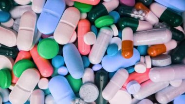 Renkli ilaçlar, antibiyotik kapsüller. Grip ilacını tedavi et. Tabletlerin makro görüntüsü. Eczane, tıp konsepti. Ağrı kesici biyo-tıp. Yüksek kalite 4k görüntü