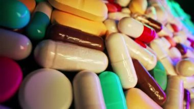 Çok renkli kapsüller, vitaminler, ağız hapları ve yan etkileri. İlaç endüstrisi, sağlık hizmetleri, uyuşturucu kullanımı. Makro manzara. Yüksek kalite 4k görüntü