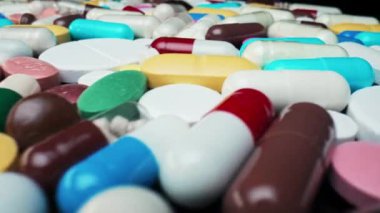 Çok renkli haplar ve hap kapsülleri. Ağrı kesici, kimya ilacı. Antidepresanlar, antihistaminler, ilaç antibiyotiği. Yüksek kalite 4k görüntü