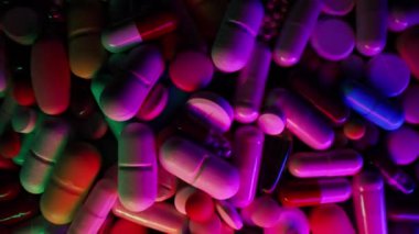 Çok renkli haplar ve hap kapsülleri. Ağrı kesici, kimya ilacı. Antidepresanlar, antihistaminler, ilaç antibiyotiği. Yüksek kalite 4k görüntü