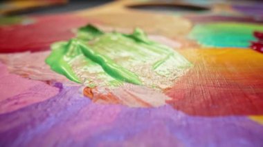 Ressam palette boya karıştırıyor. Renkli, duygusal yağlı boya tablo. Makro sanatçılar akrilik boyayla fırçalarlar. Yaratıcı çalışma odası, soyut sanat. Yüksek kalite 4k görüntü