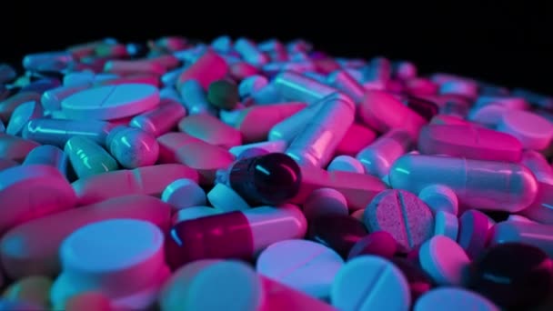 Vista Deslizante Macro Píldoras Cápsulas Colores Medicamento Farmacéutico Para Salud — Vídeos de Stock