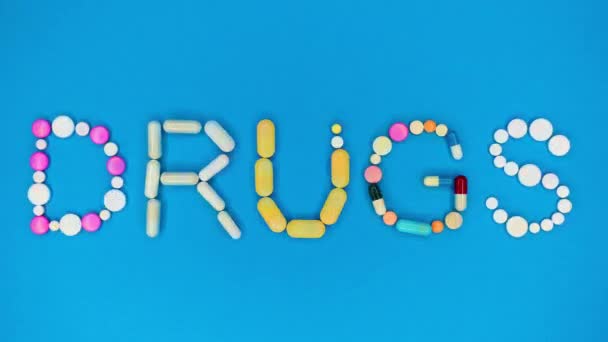 Cápsulas Multicolores Medicamentos Palabra Detener Animación Movimiento Fondo Azul Farmacia — Vídeos de Stock