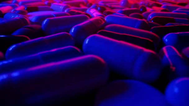 彩色胶囊丸宏观滑块视图 用于健康的药物 营养补充剂 有益的维生素概念 霓虹灯 黑色背景 高质量的4K镜头 — 图库视频影像