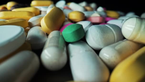 Cápsulas Multicolores Vitaminas Píldoras Orales Efectos Secundarios Industria Farmacéutica Salud — Vídeos de Stock