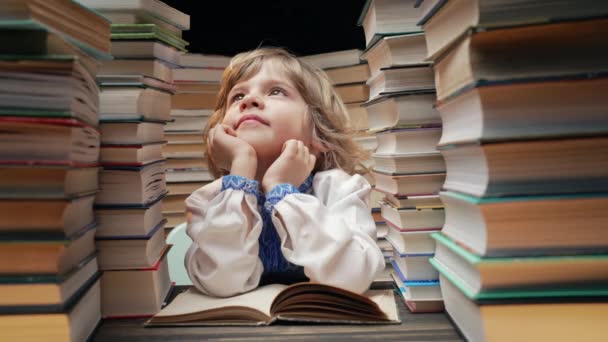 Garçon Ukrainien Rêveur Assis Salle Classe Bibliothèque Enfant Intelligent Souriant — Video