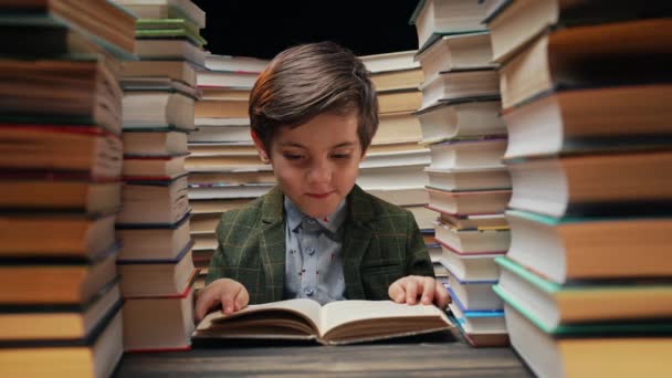 Verblüffter Kleiner Schuljunge Liest Interessantes Buch Bibliothek Kluges Kind Schockiert — Stockvideo