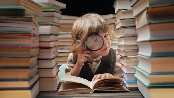 Küçük Araştırmacı Çocuk Kütüphanede Büyüteçle Kitap Okuyor Zekice Bir Anaokulu — Stok video